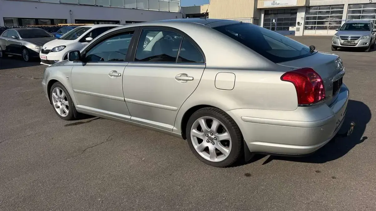 Gebraucht Toyota Avensis Executive 147 PS (108 kW) 2004 Silver metallic Kleinwagen