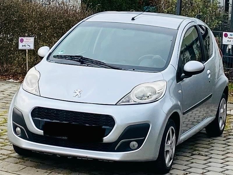 Gebraucht Peugeot 107 68 PS (50 kW) 2013 Silber Kleinwagen