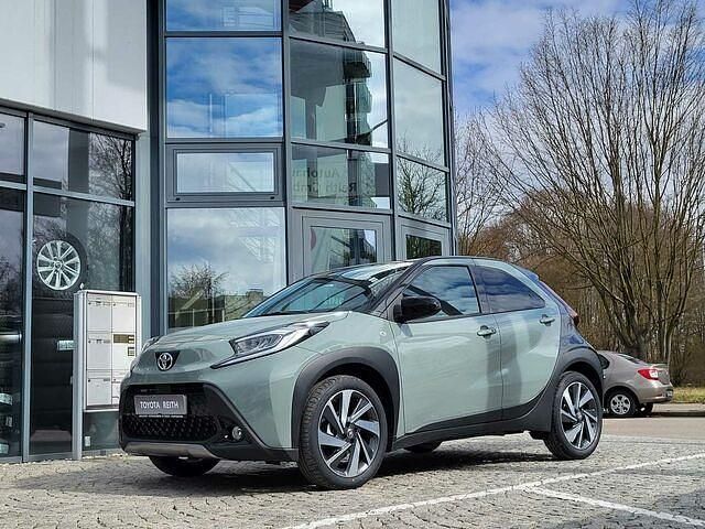 Gebraucht Toyota Aygo X X-plore 72 PS (52 kW) 2024 Urban khaki / night (metallic) SUV