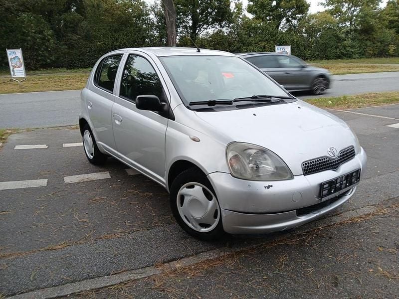 Silber Gebraucht 2002 Toyota Yaris Limousine | 1.300 € (Fairer Preis) - Bild 1/4