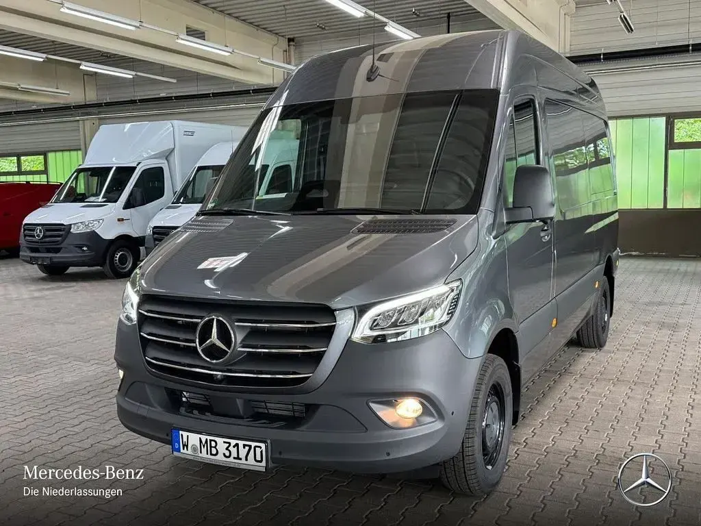 Gebraucht Mercedes Sprinter 170 PS (125 kW) 2025 Grau Van