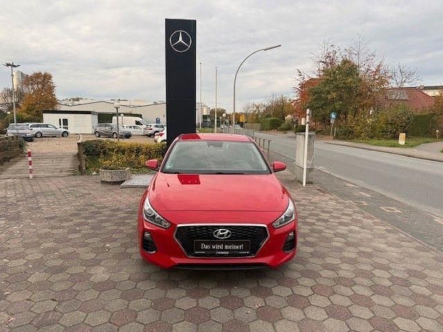 Rot Gebraucht 2017 Hyundai i30 Pure Limousine | 8.990 € (Superpreis) - Bild 1/4