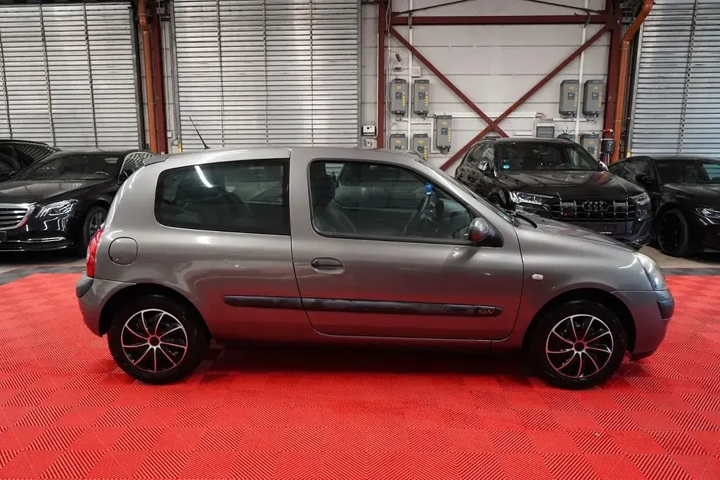 Gebraucht Renault Clio II 75 PS (55 kW) 2003 Grau Kleinwagen