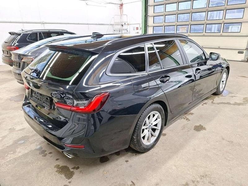 Gebraucht BMW 320 Advantage 190 PS (139 kW) 2020 Black sapphire (metallic) Kombi
