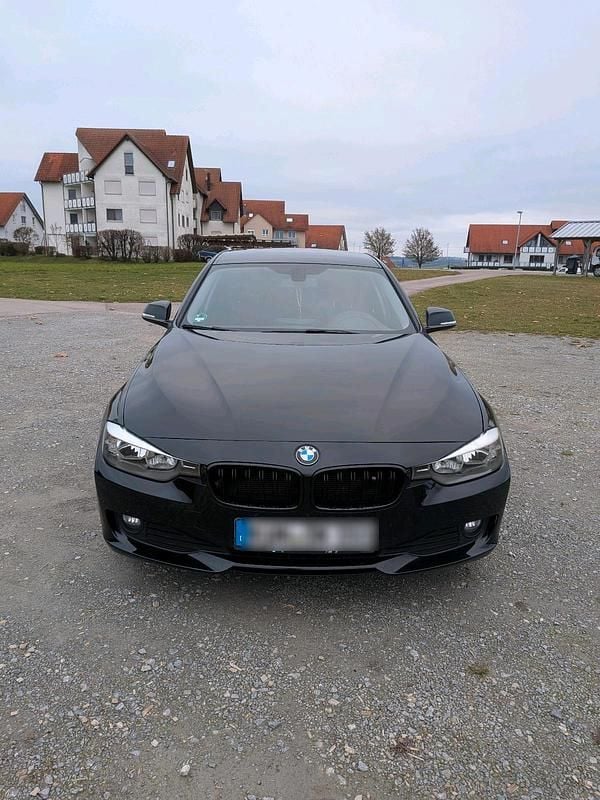 Gebraucht BMW 320 163 PS (119 kW) 2012 Schwarz Limousine
