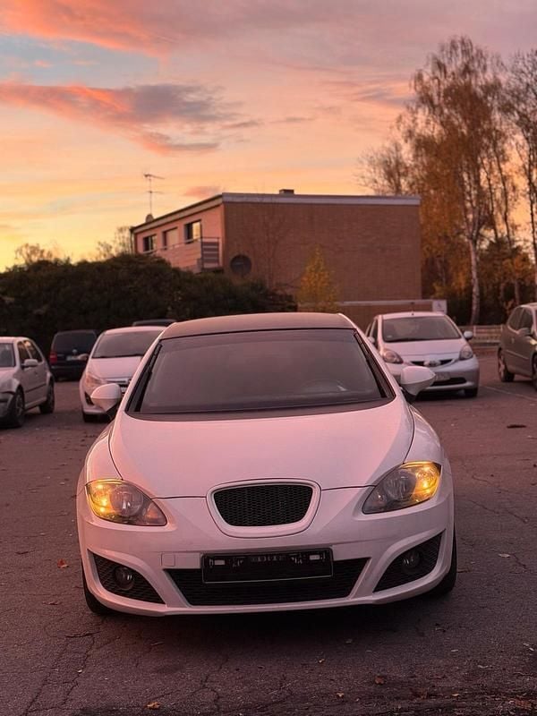 Weiß Gebraucht 2009 Seat Leon Limousine | 2.000 € (Guter Preis) - Bild 1/4