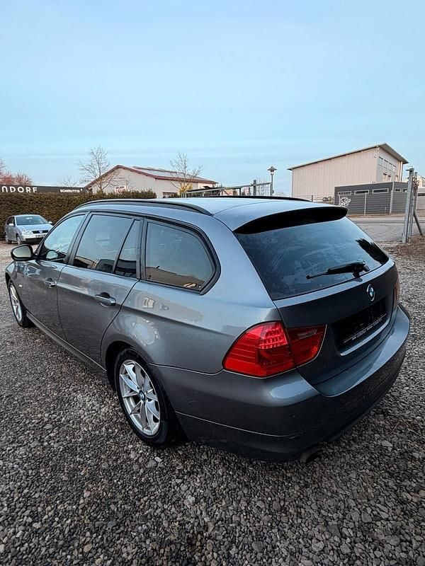Gebraucht BMW 318 143 PS (105 kW) 2011 Grau Kombi