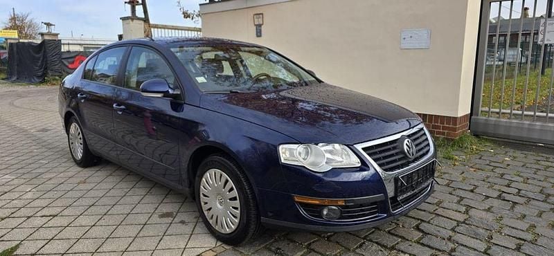 Blau Gebraucht 2006 VW Passat Trendline Limousine | 1.990 € (Fairer Preis) - Bild 1/4