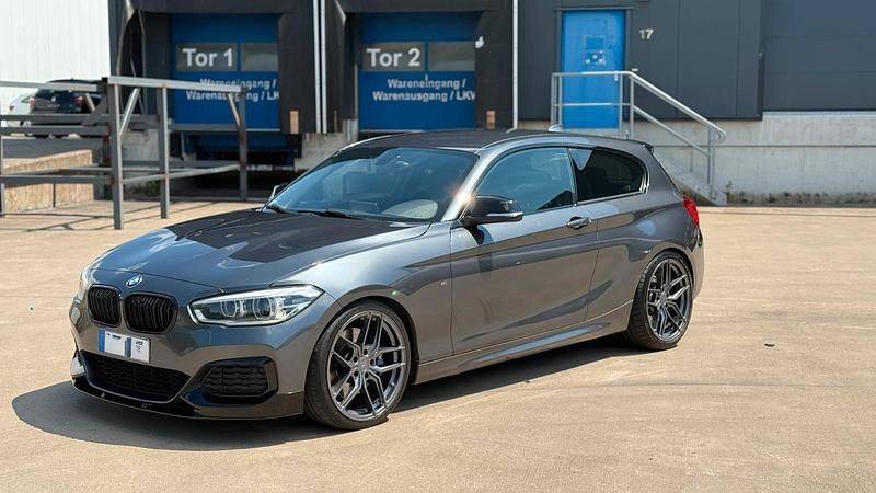 Grau Gebraucht 2017 BMW M140 Shadowline Limousine | 25.000 € (Guter Preis) - Bild 1/4