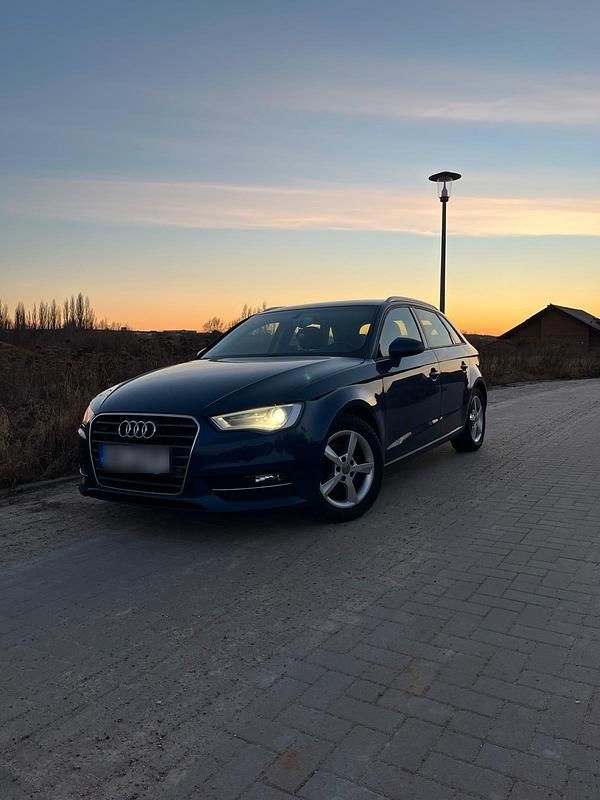 Gebraucht Audi A3 Sportback 140 PS (102 kW) 2014 Blau Kleinwagen
