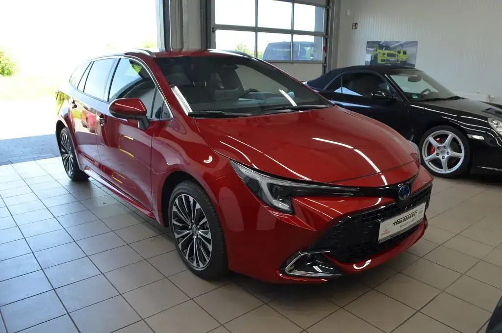 Neu Toyota Corolla 178 PS (130 kW) 2025 Karminarot metallic Kombi