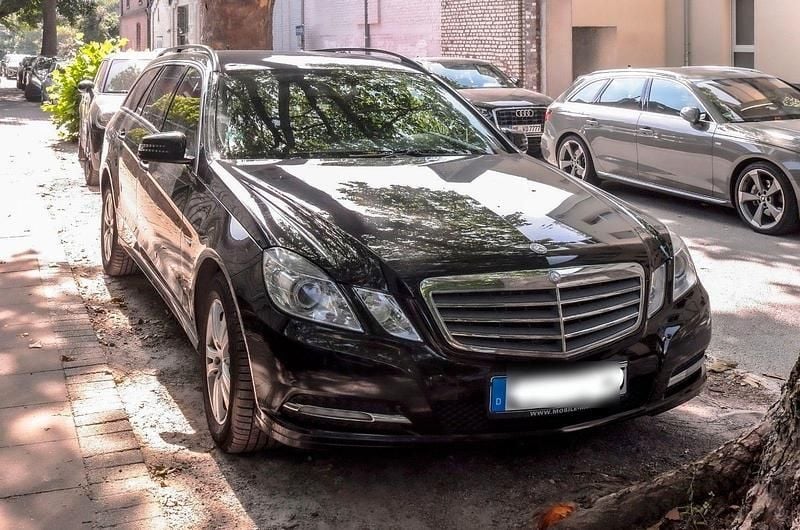 Schwarz Gebraucht 2011 Mercedes E200 Kombi | 6.500 € (Superpreis) - Bild 1/4