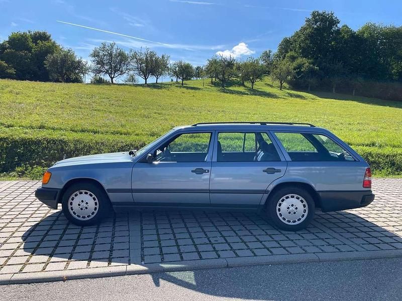 Gebraucht Mercedes 200 136 PS (100 kW) 1989 Blau Kombi