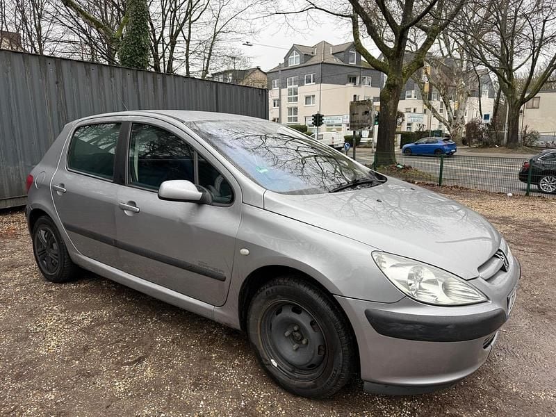 Grau Gebraucht 2002 Peugeot 307 Kleinwagen | 2.100 € (Fairer Preis) - Bild 1/4