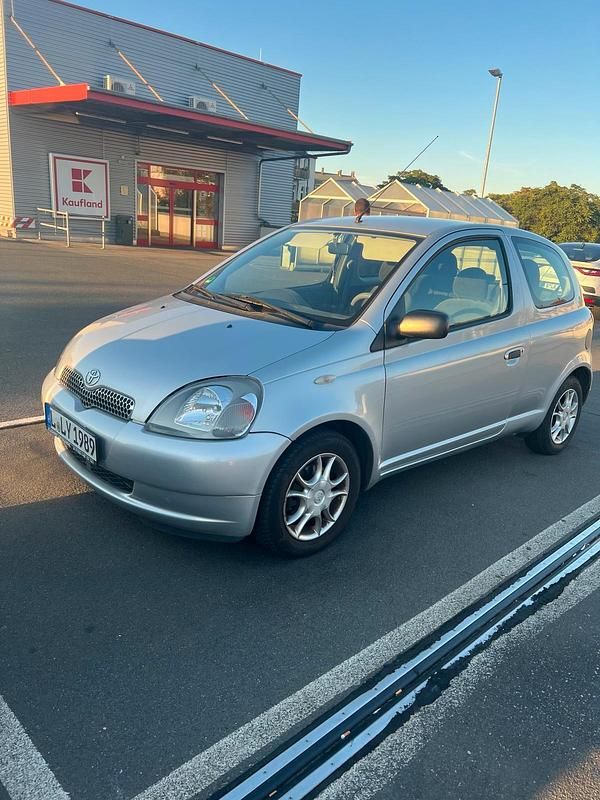 Silber Gebraucht 2002 Toyota Yaris Kleinwagen | 1.150 € (Guter Preis) - Bild 1/4