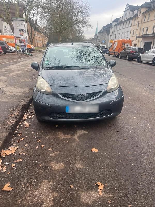 Grau Gebraucht 2006 Toyota Aygo Kleinwagen | 1.650 € (Guter Preis) - Bild 1/4