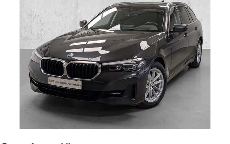 Grau Gebraucht 2021 BMW 520 Sport Line Kombi | 29.990 € (Fairer Preis) - Bild 1/4