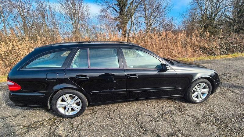 Gebraucht Mercedes E220 Classic 150 PS (110 kW) 2004 Schwarz Kombi