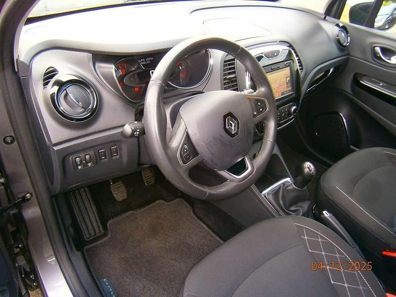 Gebraucht Renault Captur Intens 90 PS (66 kW) 2016 Grau kng + schwarz gne SUV