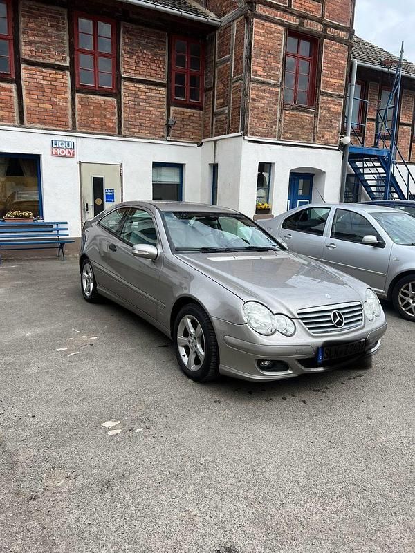 Grau Gebraucht 2005 Mercedes C180 Coupé | 4.990 € (Etwas zu teuer) - Bild 1/4