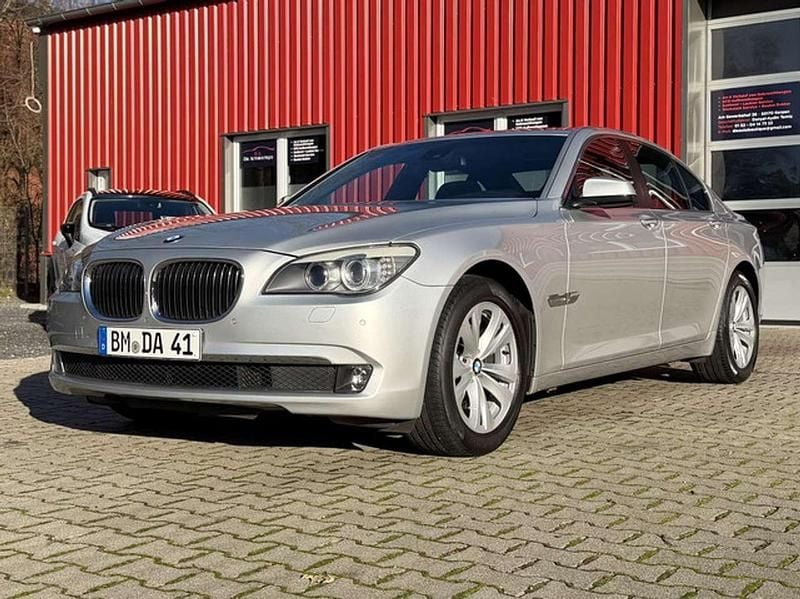 Titansilber Gebraucht 2009 BMW 740L Limousine | 13.200 € - Bild 1/4