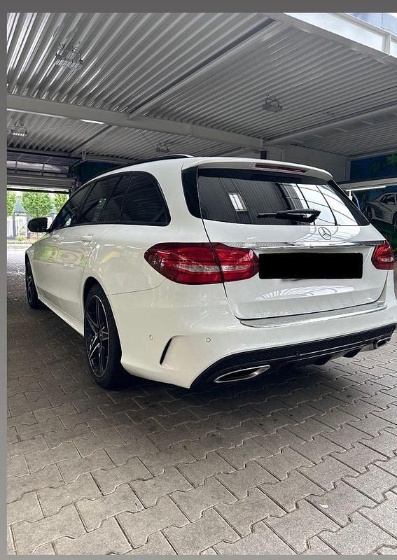 Weiß Gebraucht 2017 Mercedes C180 AMG line Kombi | 17.800 € (Guter Preis) - Bild 1/4