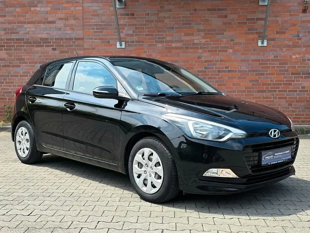 Gebraucht Hyundai i20 Select 101 PS (74 kW) 2017 Schwarz Limousine