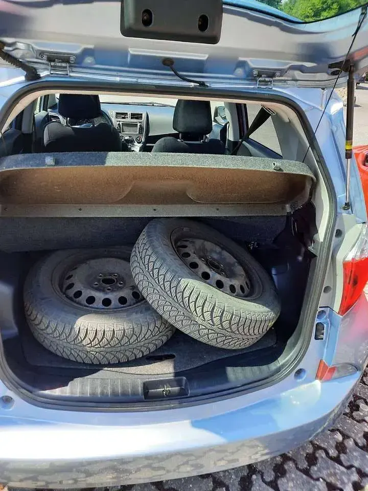 Gebraucht Toyota Verso-S Life 99 PS (72 kW) 2012 Light blue mica metallic Van / Kleinbus