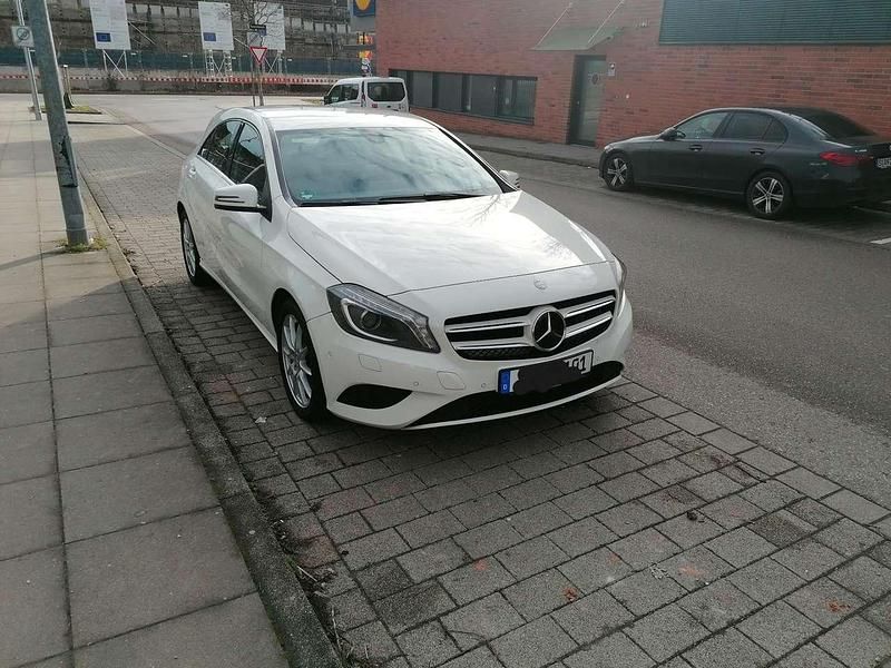 Gebraucht Mercedes A180 122 PS (89 kW) 2015 Weiß Kleinwagen