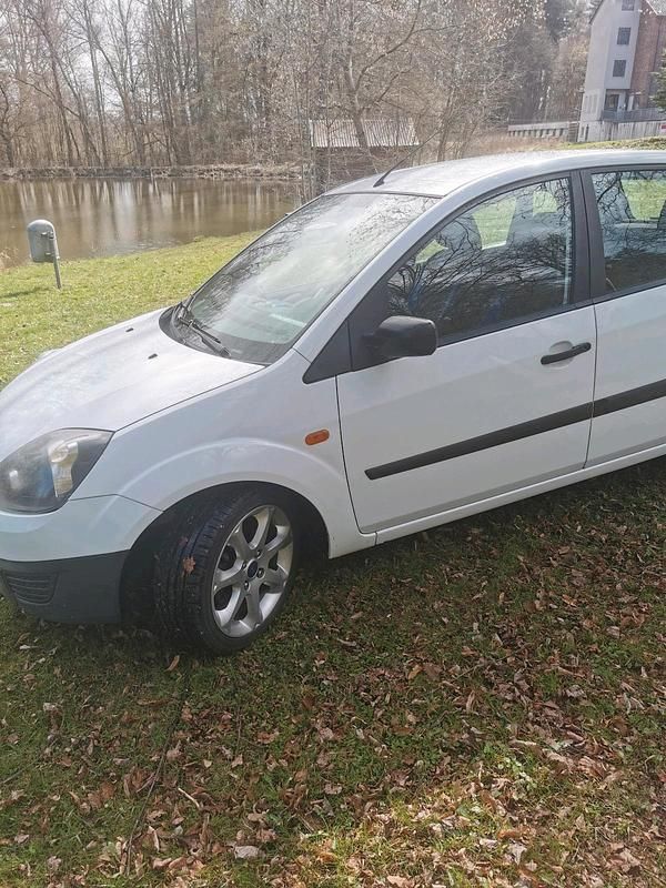 Gebraucht Ford Fiesta 69 PS (50 kW) 2006 Weiß Kleinwagen