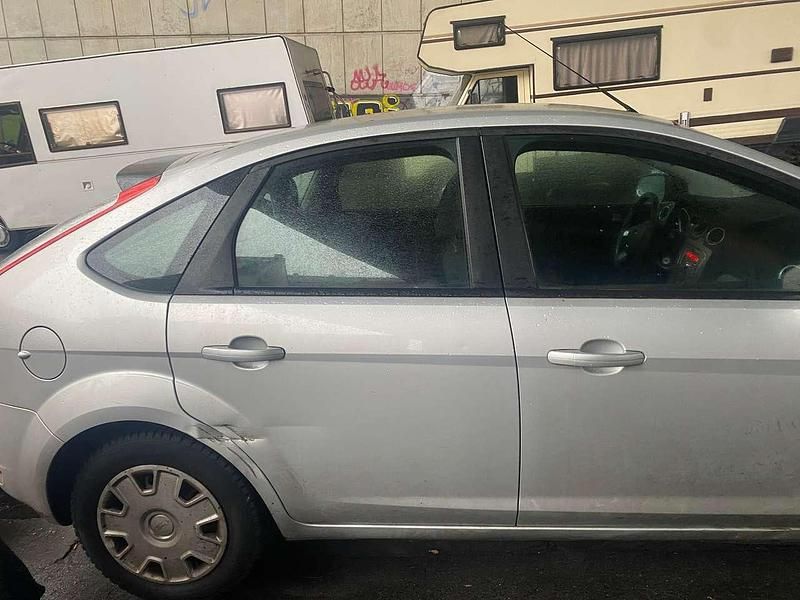 Gebraucht Ford Focus Style 101 PS (74 kW) 2009 Silber Limousine