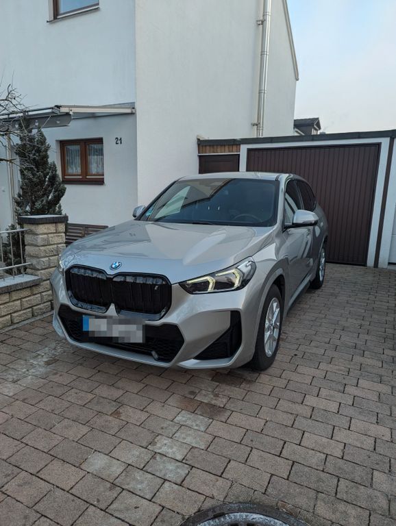 Grau Gebraucht 2023 BMW iX1 M Sport SUV | 39.999 € (Guter Preis) - Bild 1/4