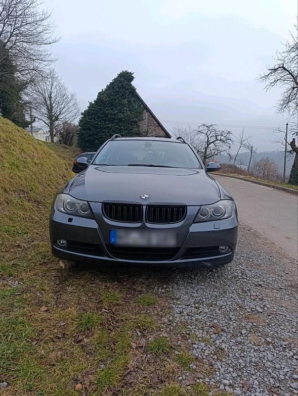 Grau Gebraucht 2006 BMW 320 Kombi | 2.000 € (Superpreis) - Bild 1/4