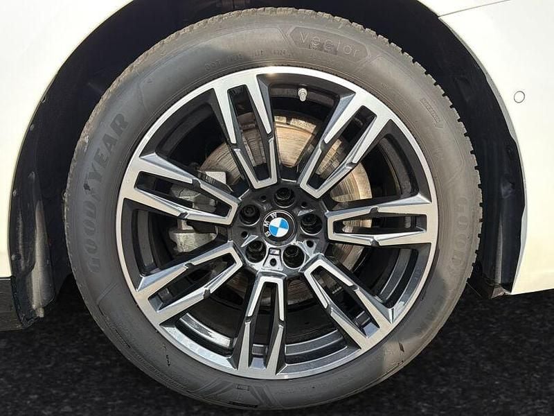 Gebraucht BMW 520 M Sport 208 PS (152 kW) 2025 Mineralweiss metallic Kombi