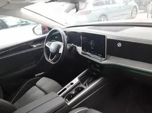 Gebraucht VW Passat Business 150 PS (110 kW) 2025 Chilirot (metallic) Kombi