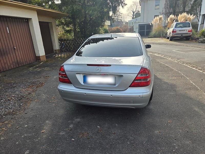 Gebraucht Mercedes E220 150 PS (110 kW) 2003 Silber Limousine