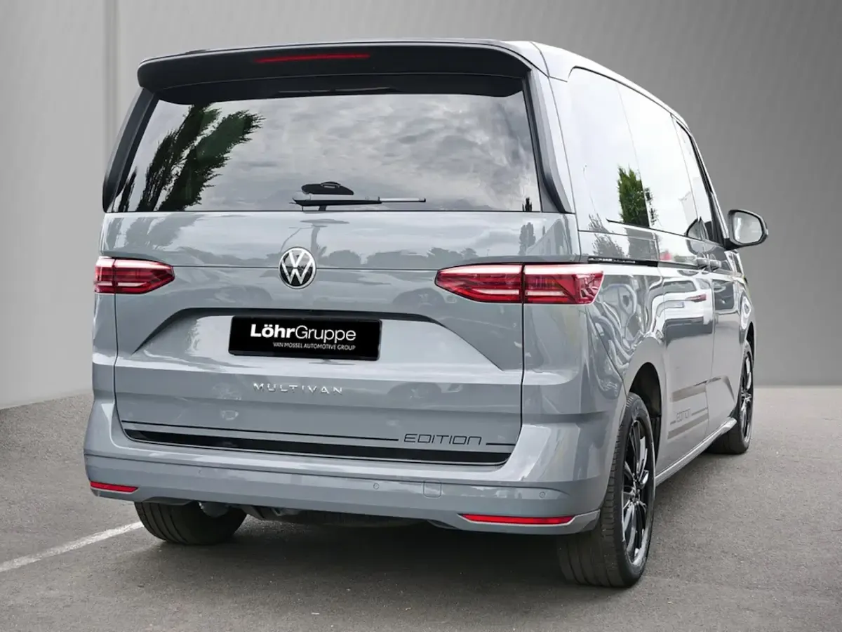 Gebraucht VW Multivan Edition 150 PS (110 kW) 2023 Grau Van / Kleinbus