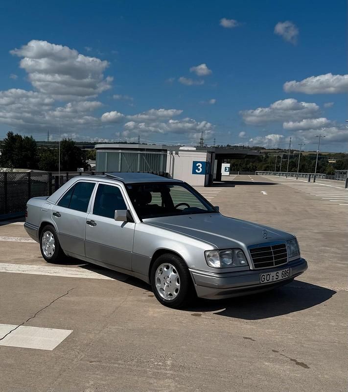 Silber Gebraucht 1994 Mercedes E280 Limousine | 10.999 € - Bild 1/4