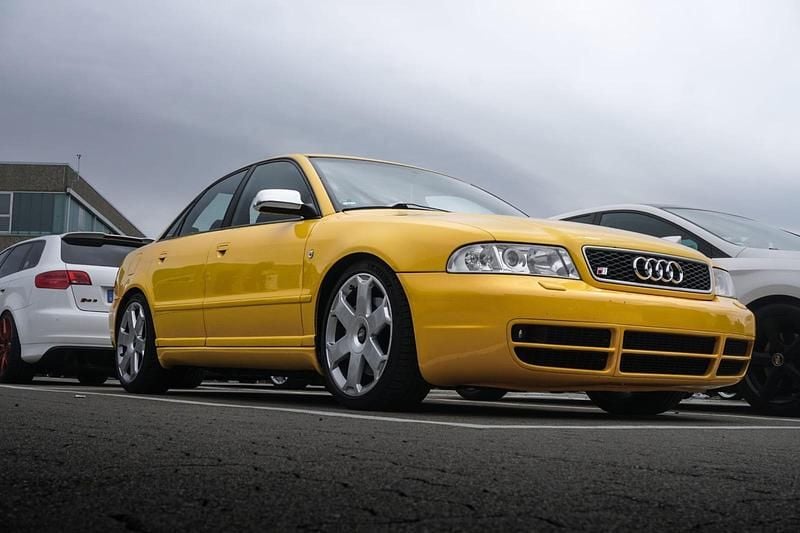 Używany Audi S4 265 KM (194 kW) 1998 Żółty Sedan/Limuzyna