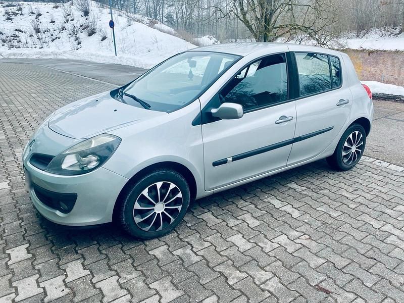 Gebraucht Renault Clio II 90 PS (66 kW) 2006 Silber Kleinwagen