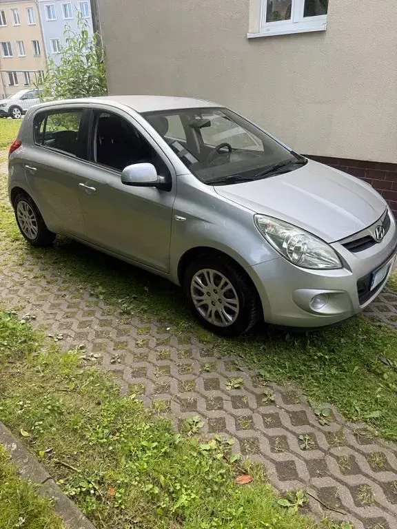 Gebraucht Hyundai i20 Edition 77 PS (56 kW) 2010 Silber Kleinwagen
