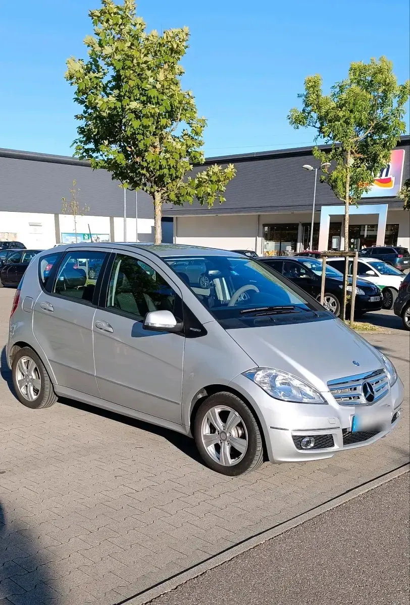 Używany Mercedes A180 116 KM (85 kW) 2012 Srebrny Sedan/Limuzyna