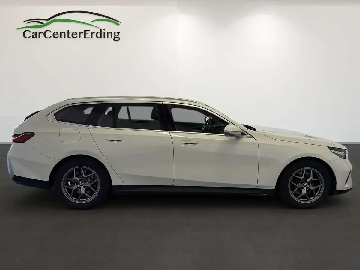 Gebraucht BMW 520 197 PS (144 kW) 2024 Alpinweiss iii Kombi