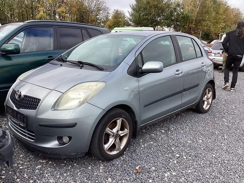 Grau Gebraucht 2007 Toyota Yaris Limousine | 2.499 € (Superpreis) - Bild 1/4