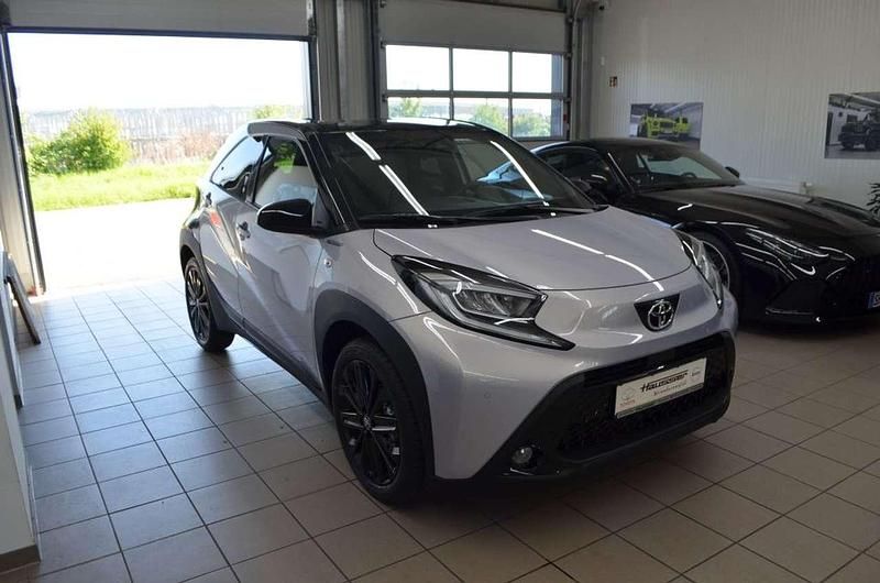 Neu Toyota Aygo X Edition 72 PS (52 kW) 2025 Light purple silver/night sky SUV