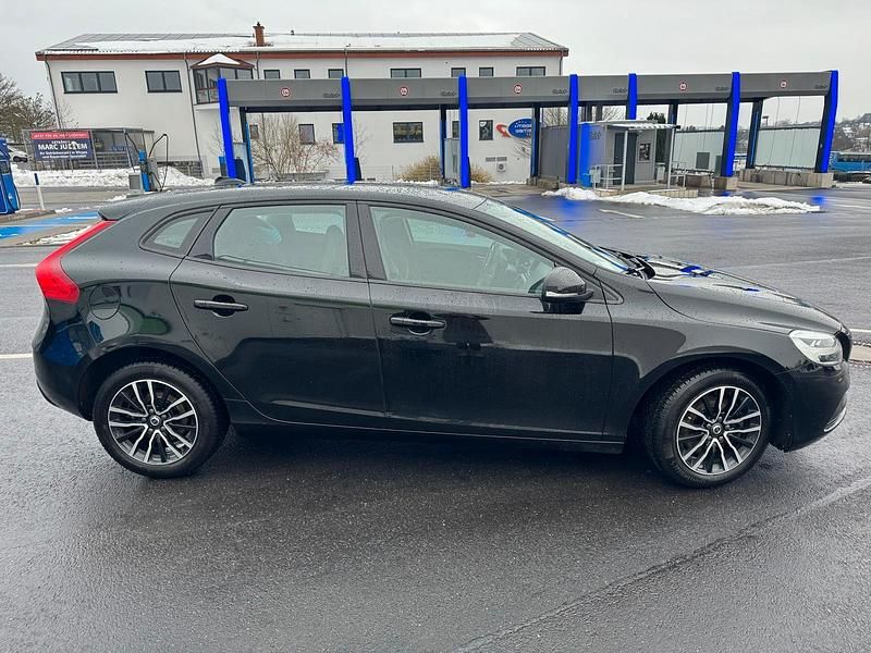Gebraucht Volvo V40 Momentum 122 PS (89 kW) 2017 Schwarz Limousine
