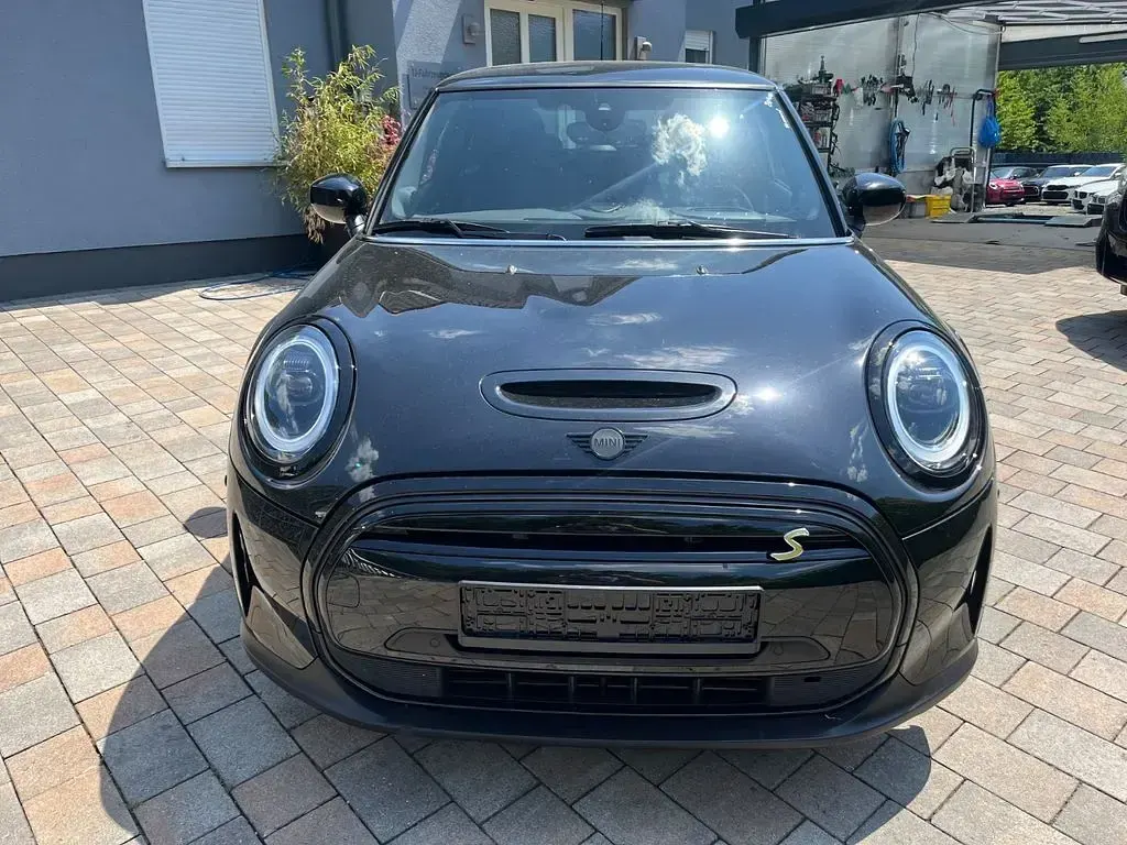 Gebraucht Mini Cooper SE 135 kW (184 PS) 2023 Midnight black metallic Kleinwagen