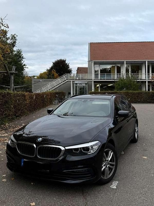 Schwarz Gebraucht 2019 BMW 520 Sport Line Kombi | 18.300 € (Guter Preis) - Bild 1/4