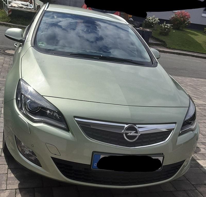 Grün Gebraucht 2011 Opel Astra Kombi | 4.700 € (Guter Preis) - Bild 1/4