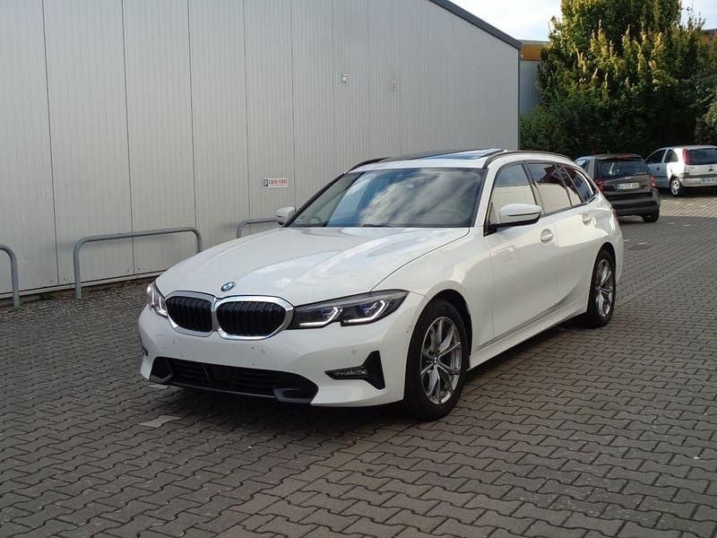 Weiß Gebraucht 2022 BMW 320 Sport Line Kombi | 26.500 € (Guter Preis) - Bild 1/4